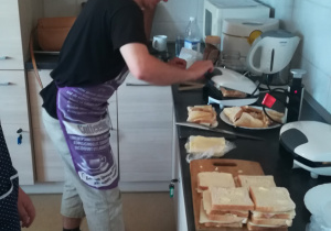Uczesnik Programu Marcin piecze tosty w ramach przygotowania posiłku regeneracyjnego.